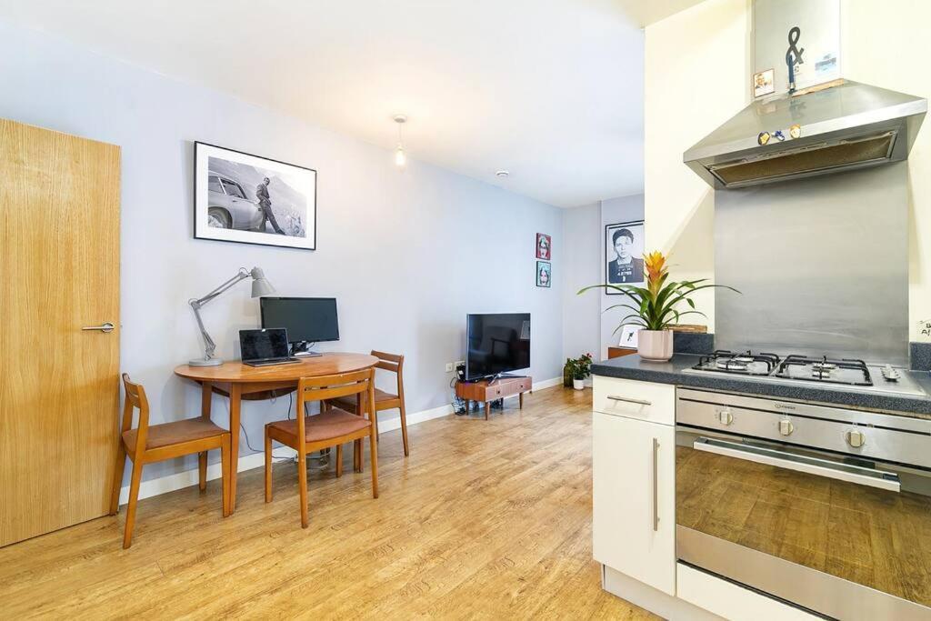 Urban Chic: Modern Flat East Next To Canal * London