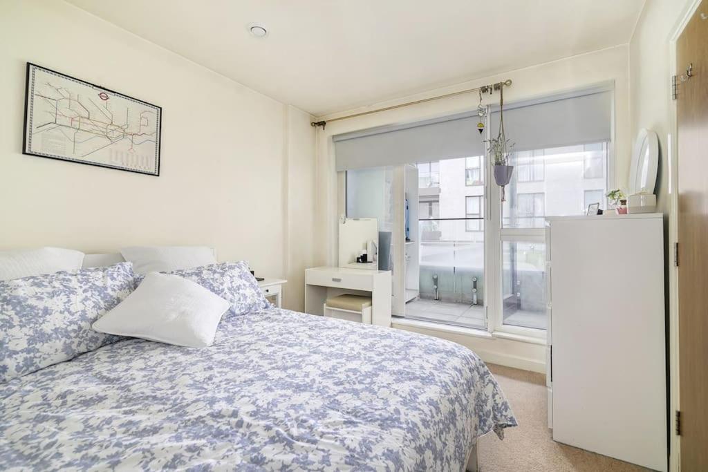 Urban Chic: Modern Flat East Next To Canal Apartment *
