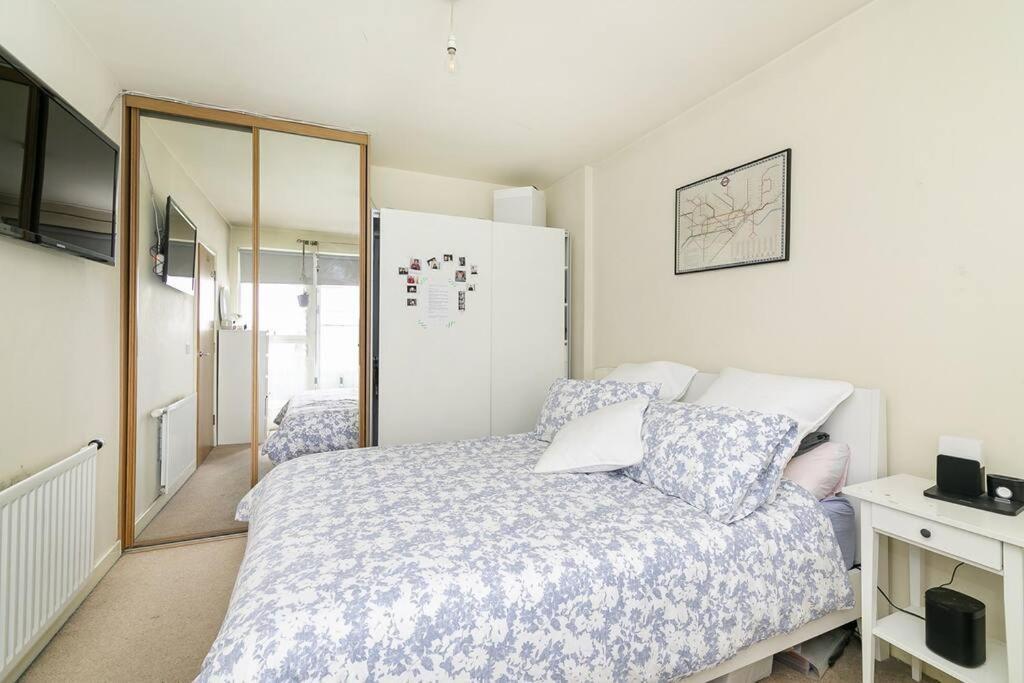 Urban Chic: Modern Flat East Next To Canal London