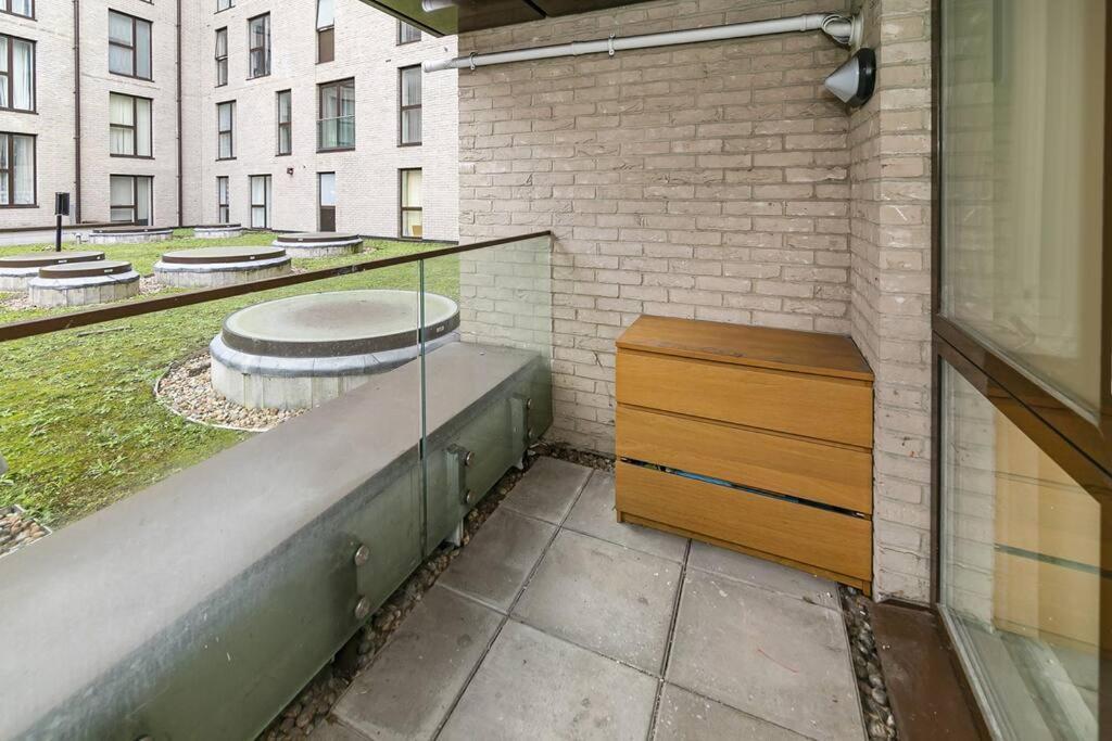 Urban Chic: Modern Flat East Next To Canal Apartment