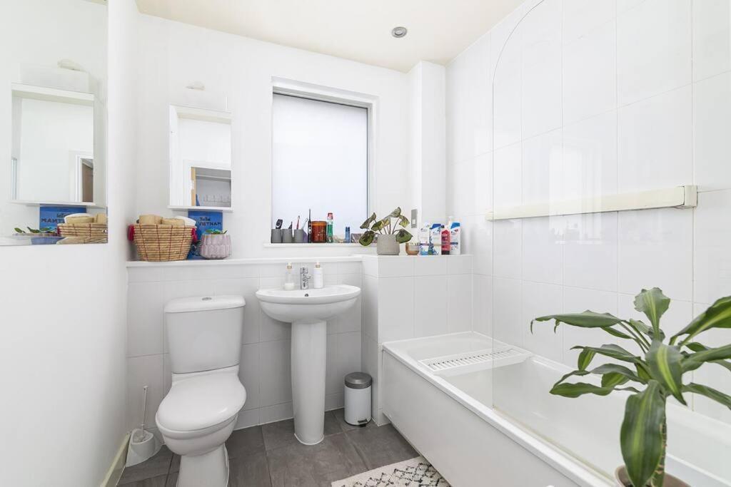 Urban Chic: Modern Flat East Next To Canal Apartment