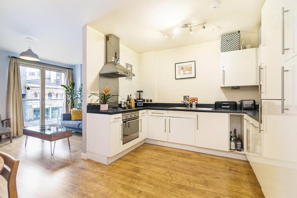 Urban Chic: Modern Flat East Next To Canal Apartment London