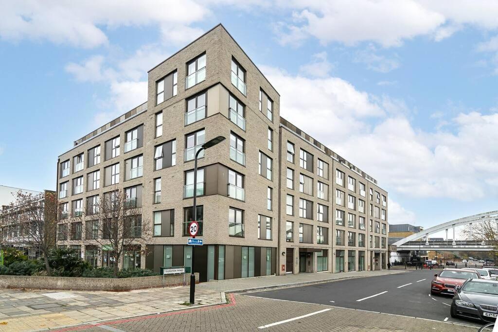 Urban Chic: Modern Flat East Next To Canal * London