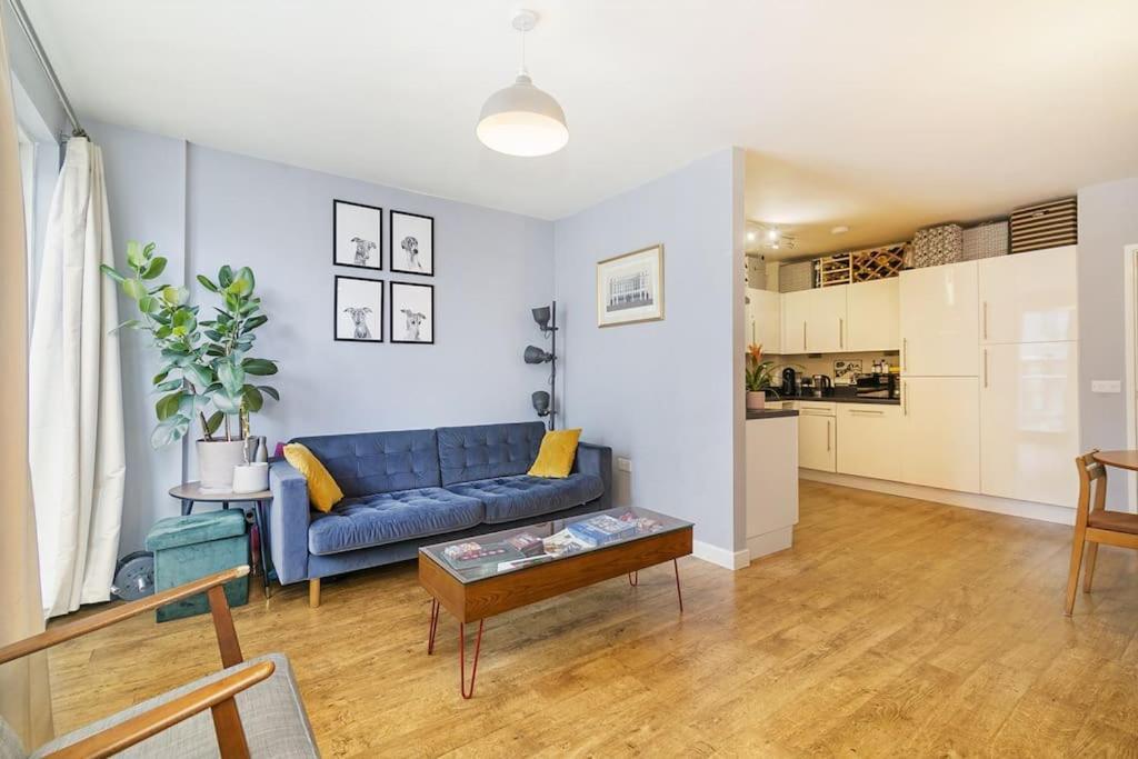 Apartment Urban Chic: Modern Flat East Next To Canal