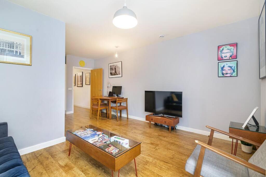 Apartment Urban Chic: Modern Flat East Next To Canal *